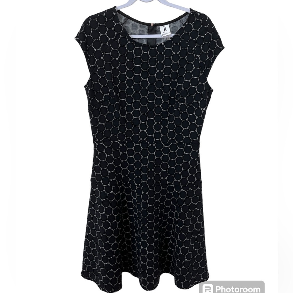 Julia Jordan black dress with white accent and cap sleeves. Size 12